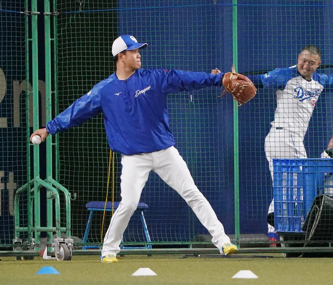 14日の試合前、キャッチボールをする柳（撮影・森本幸一）