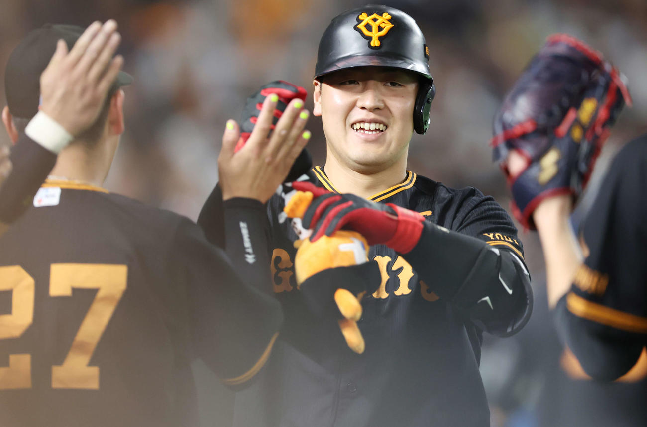 巨人対西武　3回裏巨人2死、勝ち越し左越えソロ本塁打を放ち、チームメートと笑顔でタッチを交わす岡本和（撮影・宮地輝）