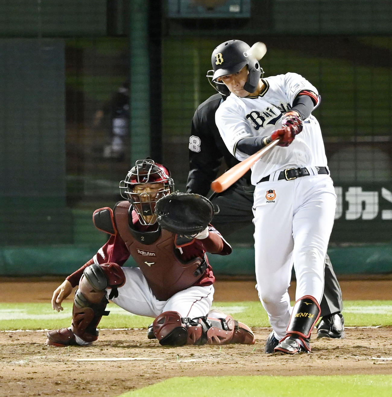 5月24日、紅林は左越え逆転サヨナラ2点本塁打を放つ