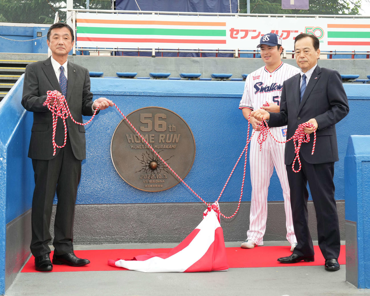 NPB日本人シーズン最多本塁打記録の記念モニュメント除幕式に臨む、左から明治神宮外苑の石井苑長、ヤクルト村上、林田ヤクルト球団社長（撮影・小沢裕）