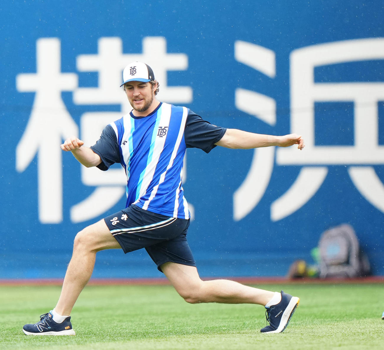 DeNA対日本ハム　試合前練習に臨むDeNAバウアー（撮影・江口和貴）
