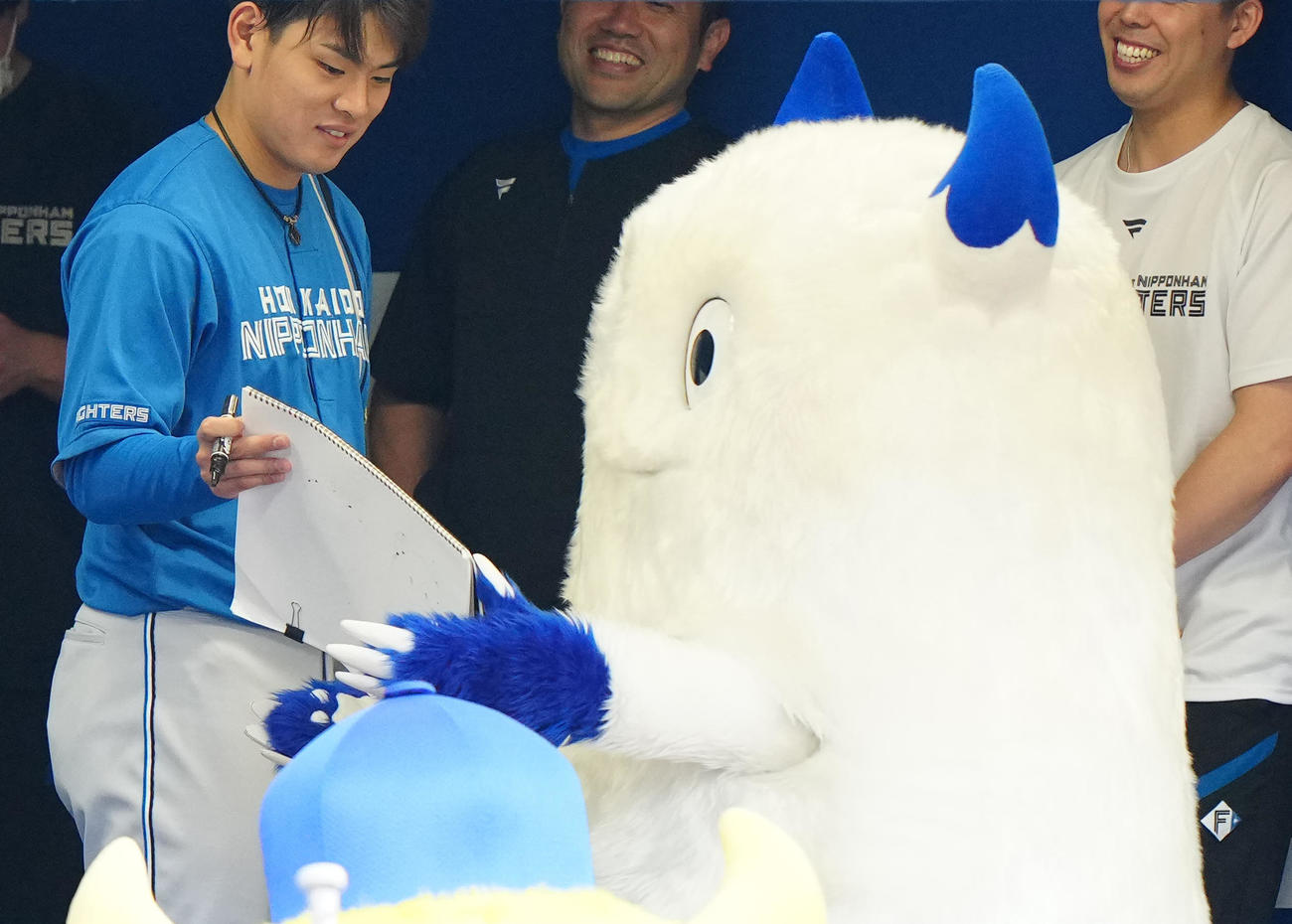 DeNA対日本ハム　試合前、バートとチャピーの似顔絵を描いた日本ハム野村（左）（2023年6月14日撮影）