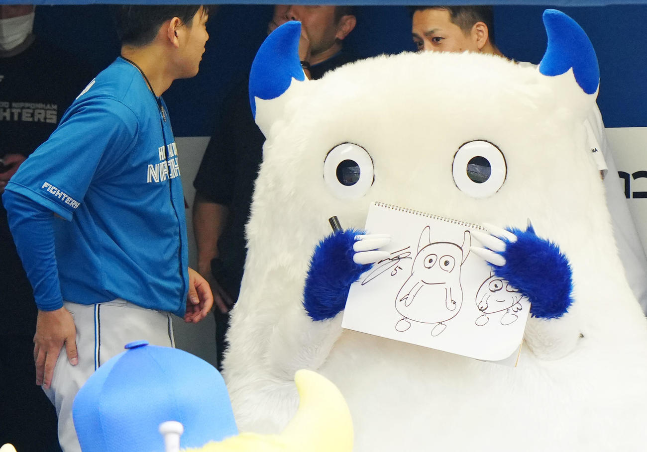 DeNA対日本ハム　試合前、日本ハム野村（左）が描いたバートとチャピーの似顔絵（2023年6月14日撮影）