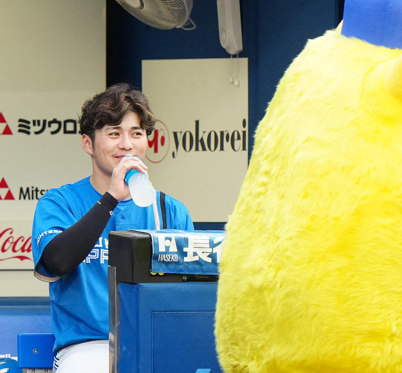 DeNA対日本ハム　試合前、バートとチャピーの似顔絵を描いた日本ハム上川畑（2023年6月13日撮影）