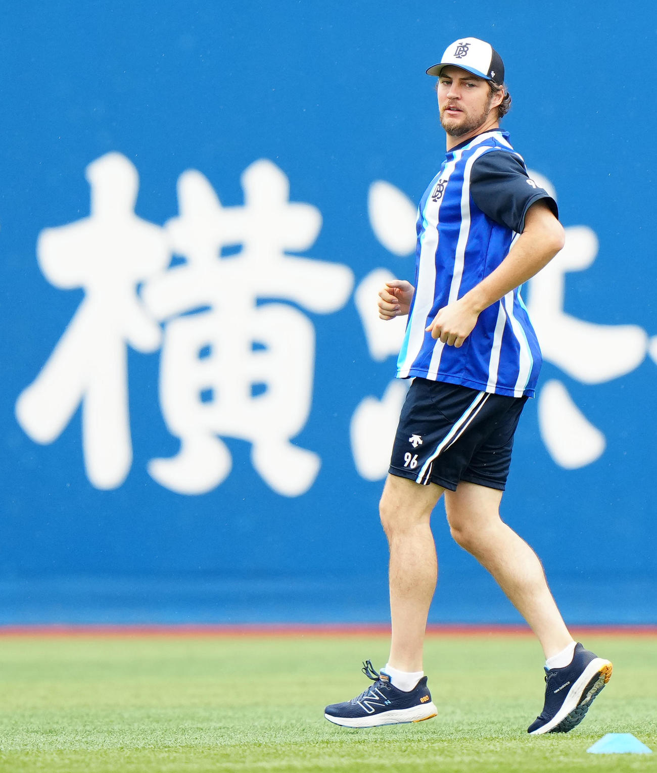 DeNA対日本ハム　試合前練習に臨むDeNAバウアー（撮影・江口和貴）