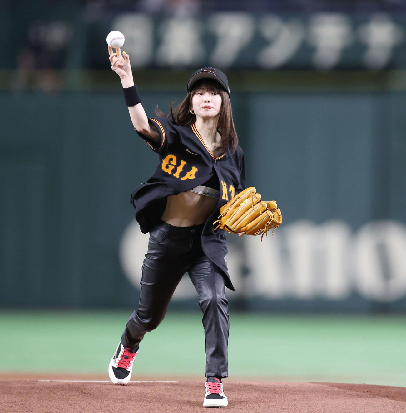 巨人対西武　始球式で投球する山本舞香（撮影・宮地輝）