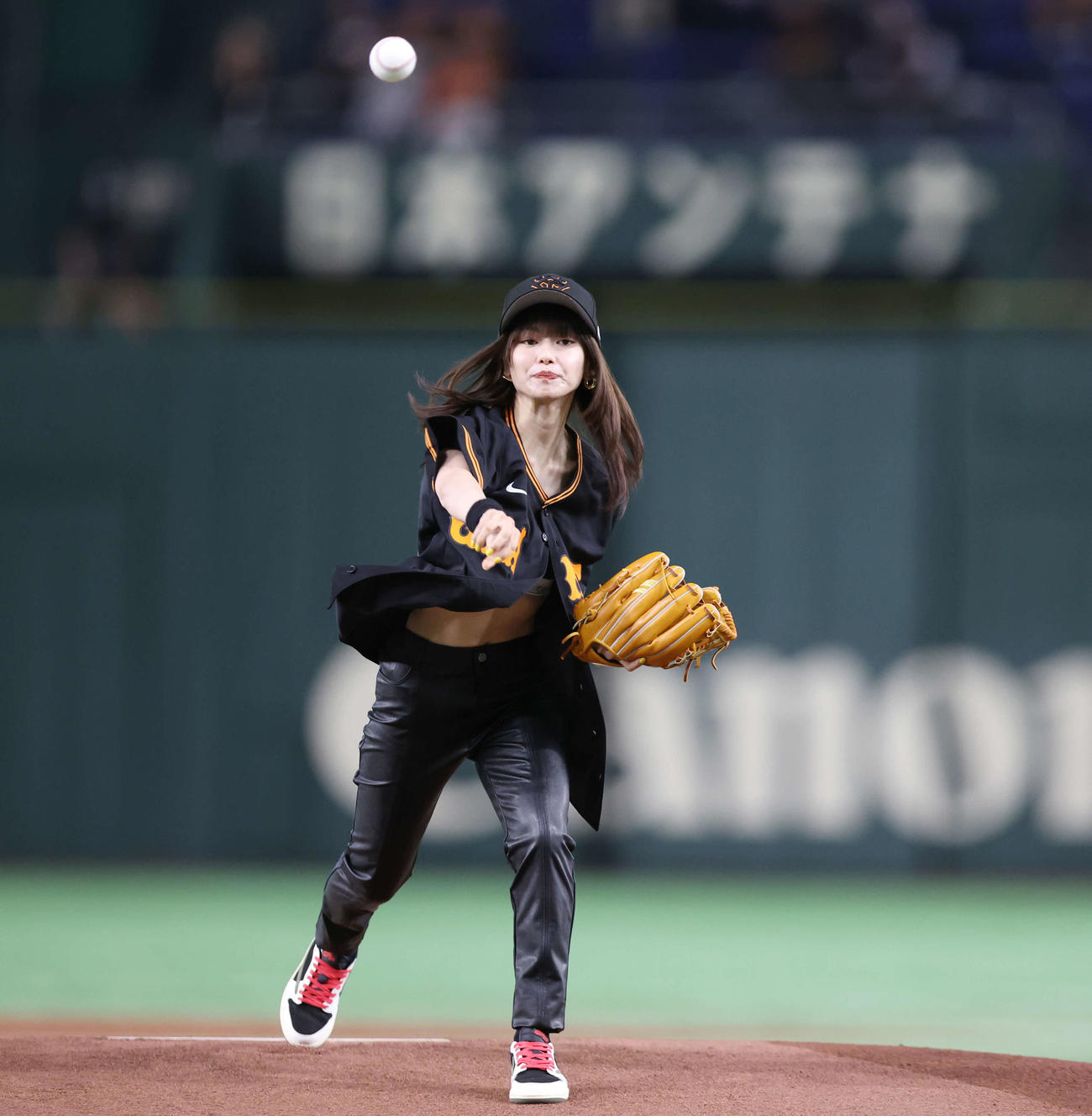 巨人対西武　始球式で投球する山本舞香（撮影・宮地輝）