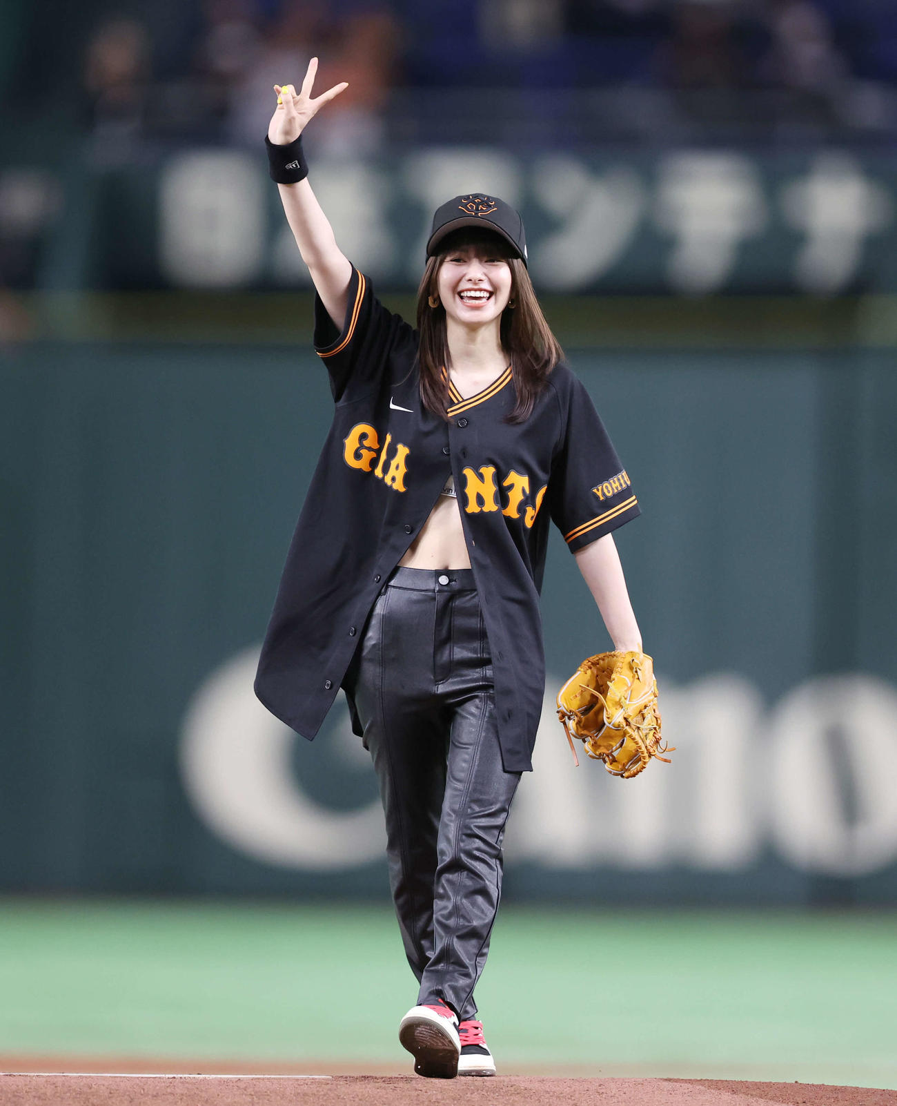 巨人対西武　始球式を務め、笑顔でピースをする山本舞香（撮影・宮地輝）