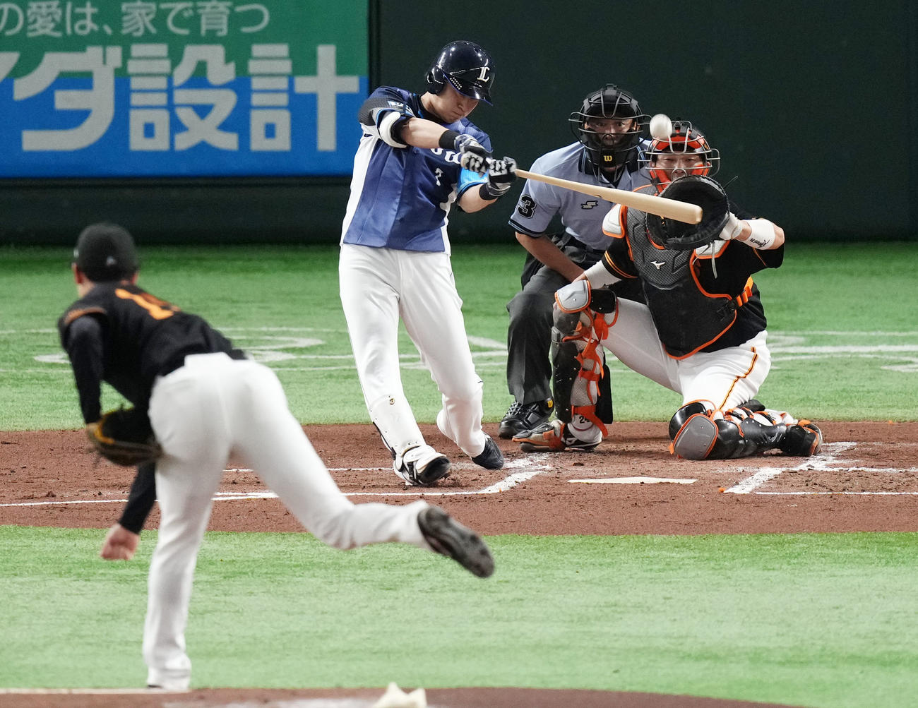 巨人対西武　2回表西武1死三塁、中犠飛を放つ金子。投手山崎伊、捕手大城卓（撮影・横山健太）