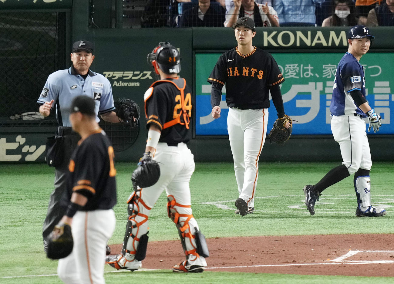 巨人対西武　2回表西武1死三塁、金子に中犠飛を浴び肩を落とす山崎伊（右から2人目）（撮影・横山健太）