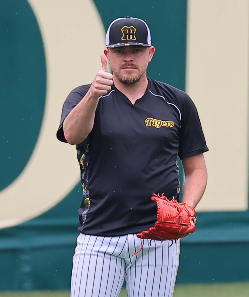 阪神対オリックス　サムズアップポーズを見せるビーズリー（撮影・上田博志）