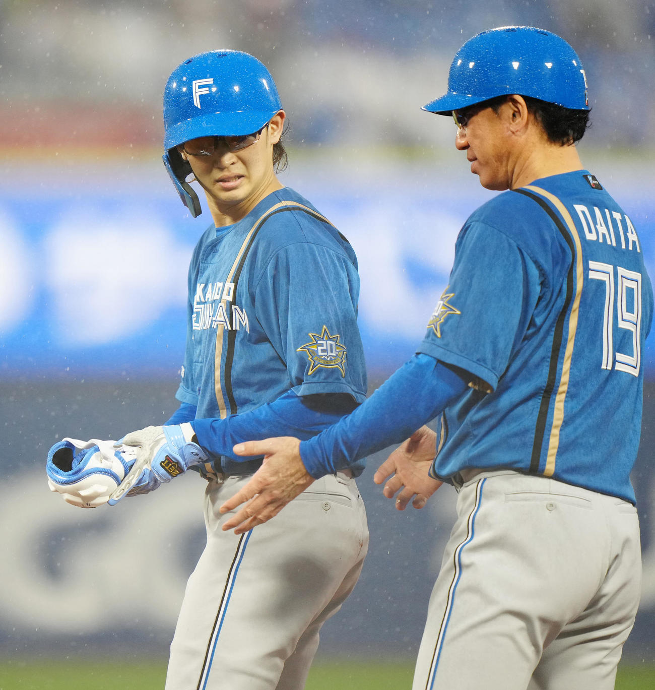 DeNA対日本ハム　2回表日本ハム2死一塁、右前打でプロ初安打とした鈴木（左）（撮影・江口和貴）