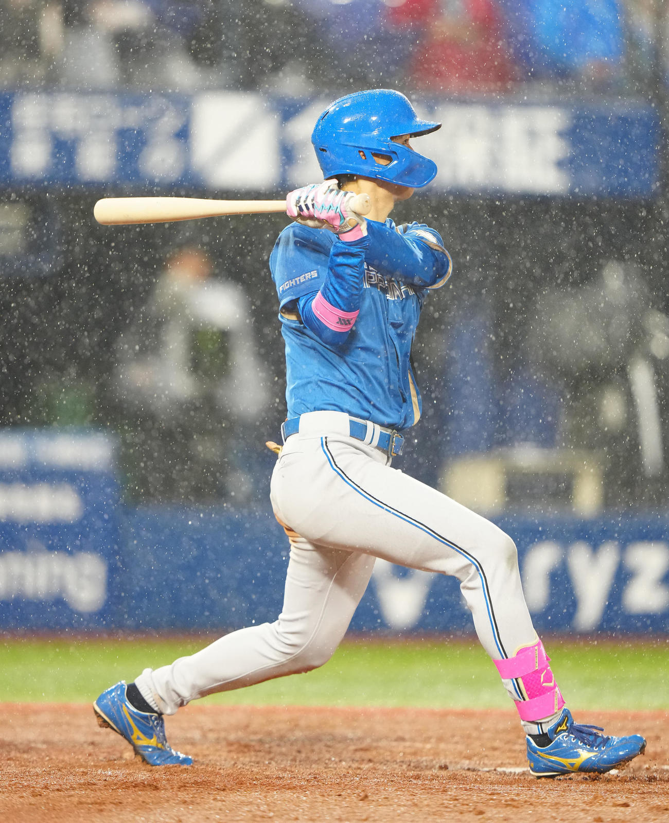 DeNA対日本ハム　2回表日本ハム2死一、三塁、2点適時二塁打を放つ加藤豪（撮影・江口和貴）
