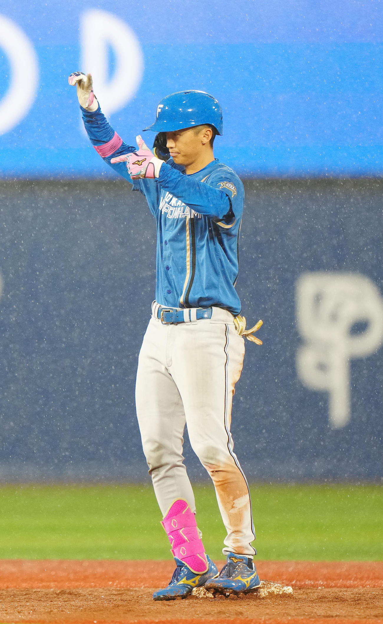 DeNA対日本ハム　2回表日本ハム2死一、三塁、2点適時二塁打を放ち、ポーズを決める加藤豪（撮影・江口和貴）