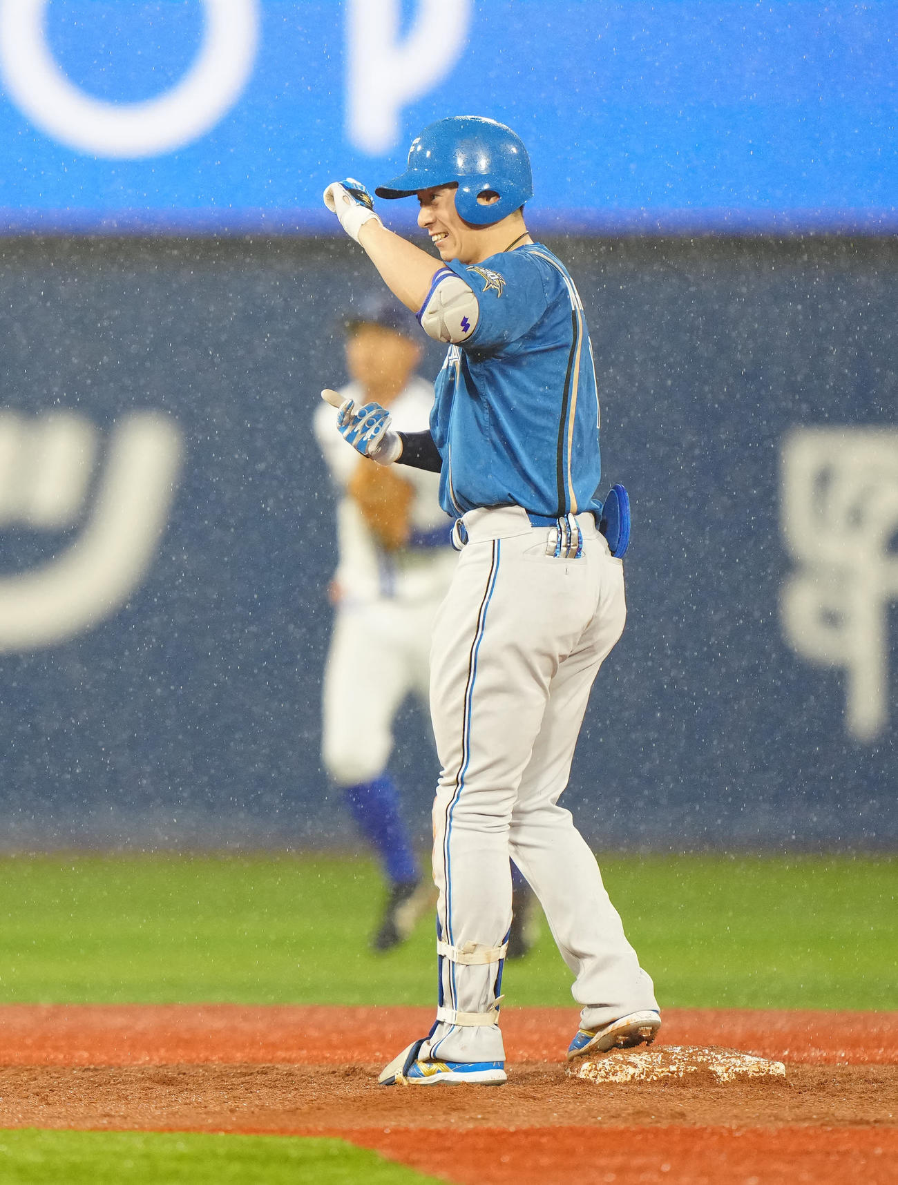 DeNA対日本ハム　2回表日本ハム2死二塁、適時二塁打を放ち、ポーズを決める松本剛（撮影・江口和貴）
