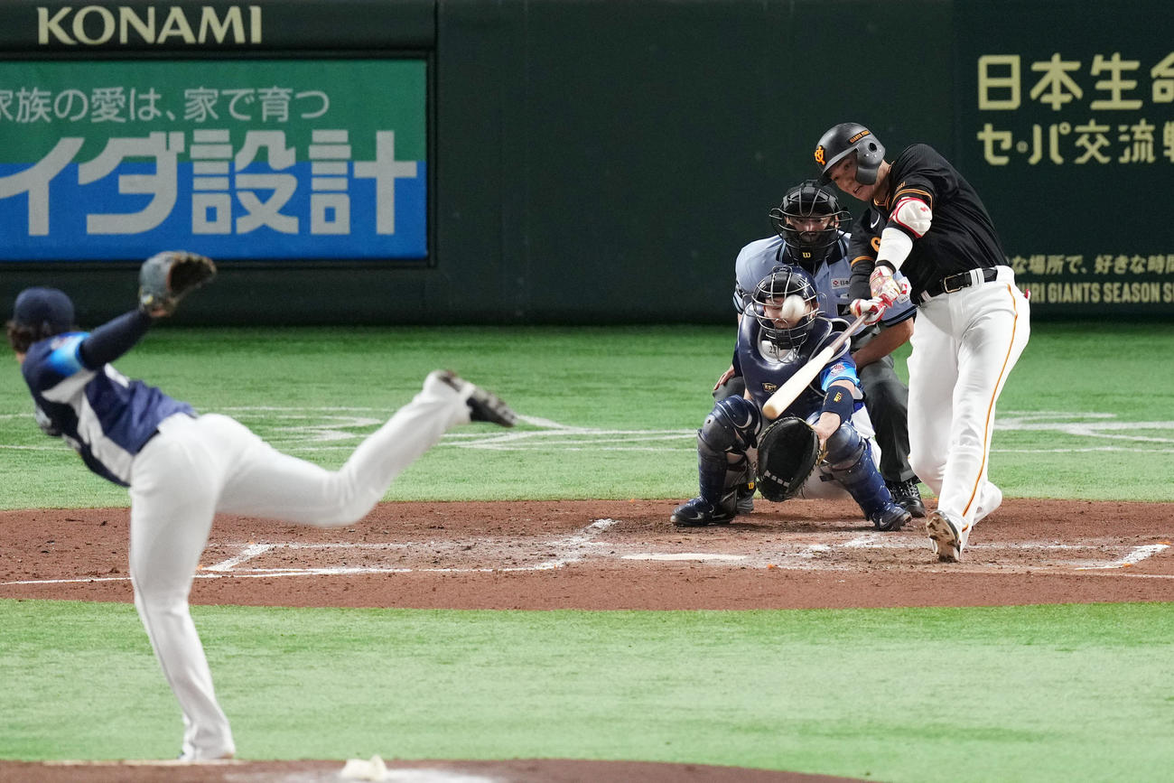 巨人対西武　3回裏巨人2死、左中間へ本塁打を放つ坂本。投手与座（撮影・横山健太）