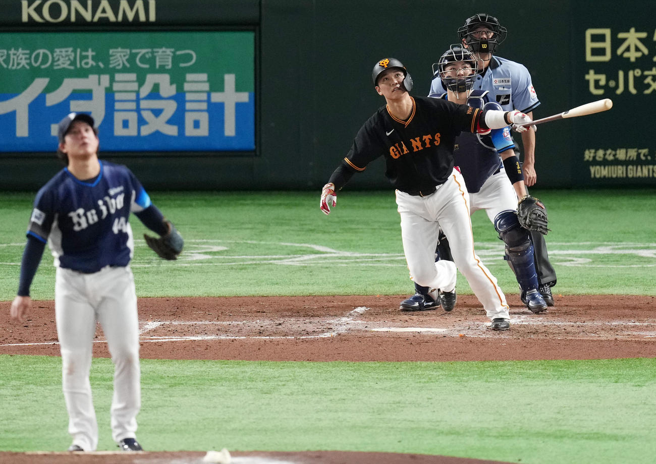 巨人対西武　3回裏巨人2死、左中間へ本塁打を放つ坂本。投手与座、捕手古賀（撮影・横山健太）