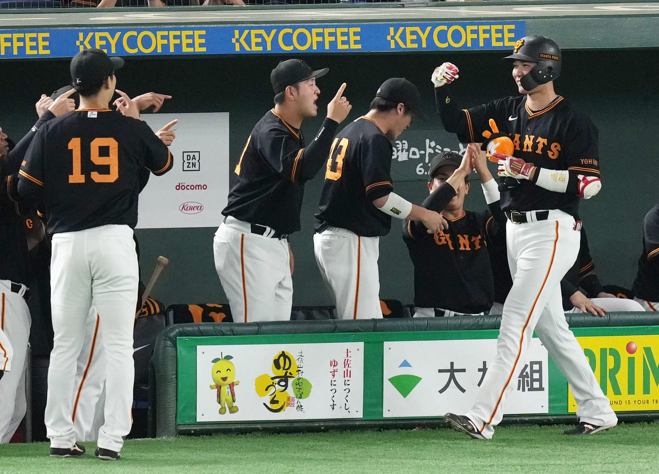 巨人対西武　3回裏巨人2死、左中間へ本塁打を放ちナインとタッチを交わす坂本（右）（撮影・横山健太）