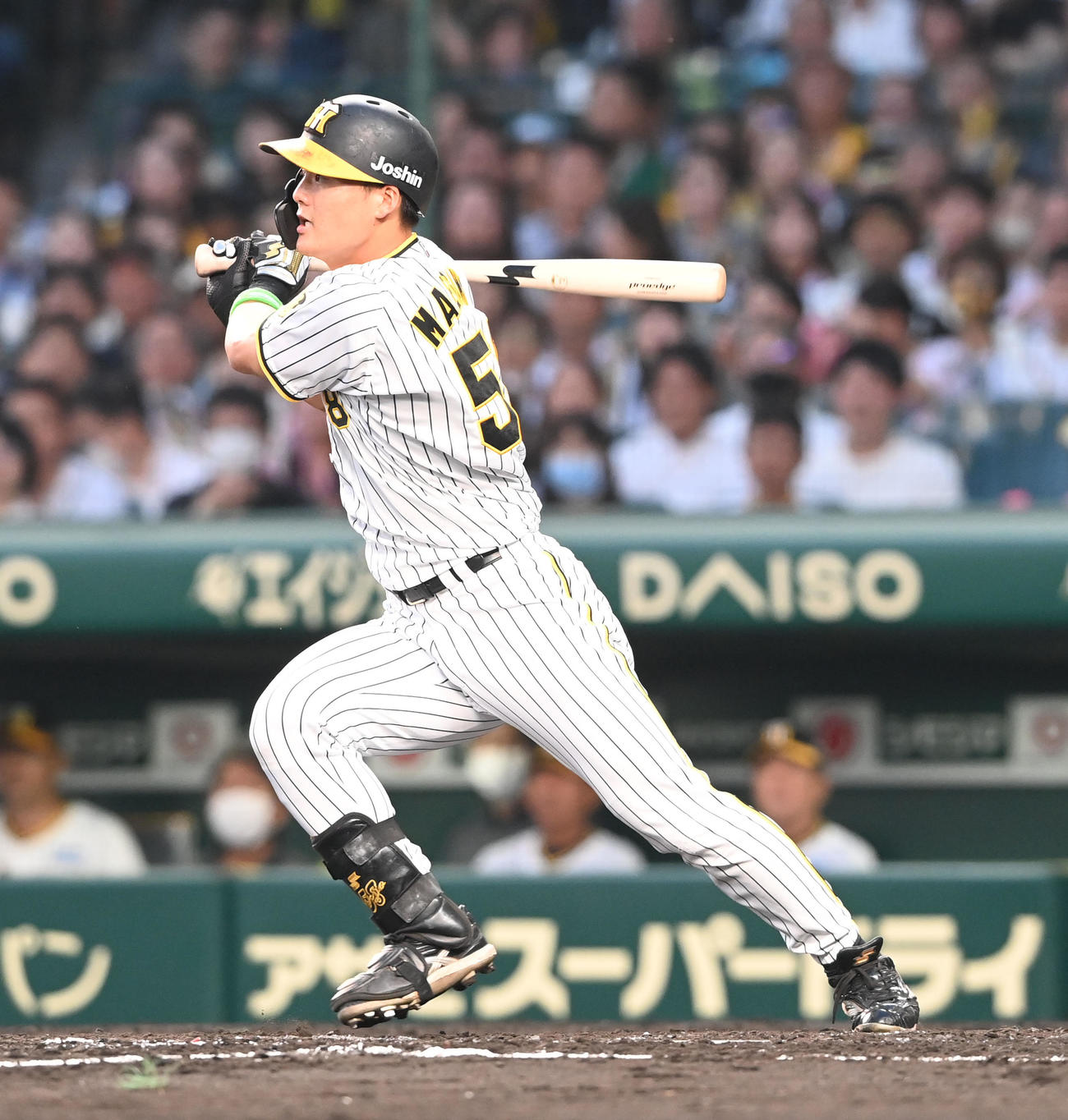 阪神対オリックス　4回裏阪神無死一、二塁、中前打を放つ前川（撮影・和賀正仁）