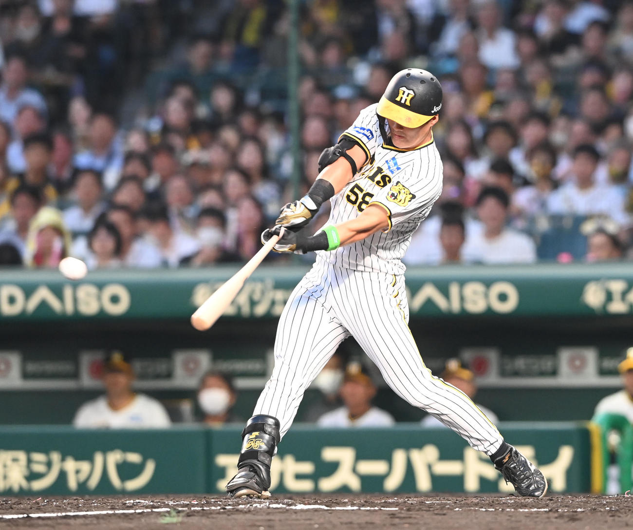 阪神対オリックス　4回裏阪神無死一、二塁、中前打を放つ前川（撮影・和賀正仁）