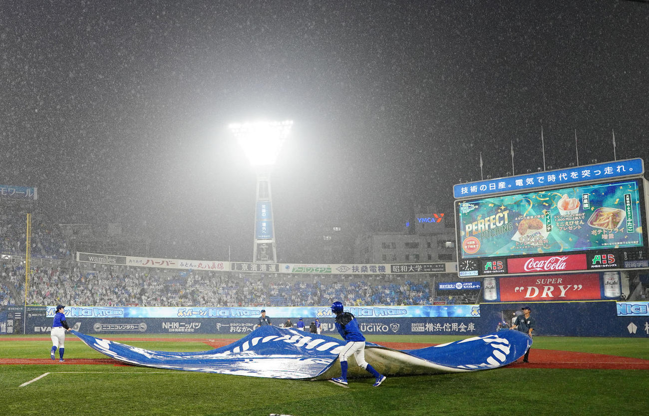 DeNA対日本ハム　2回裏終了後、雨が強くなり試合が中断する（撮影・江口和貴）