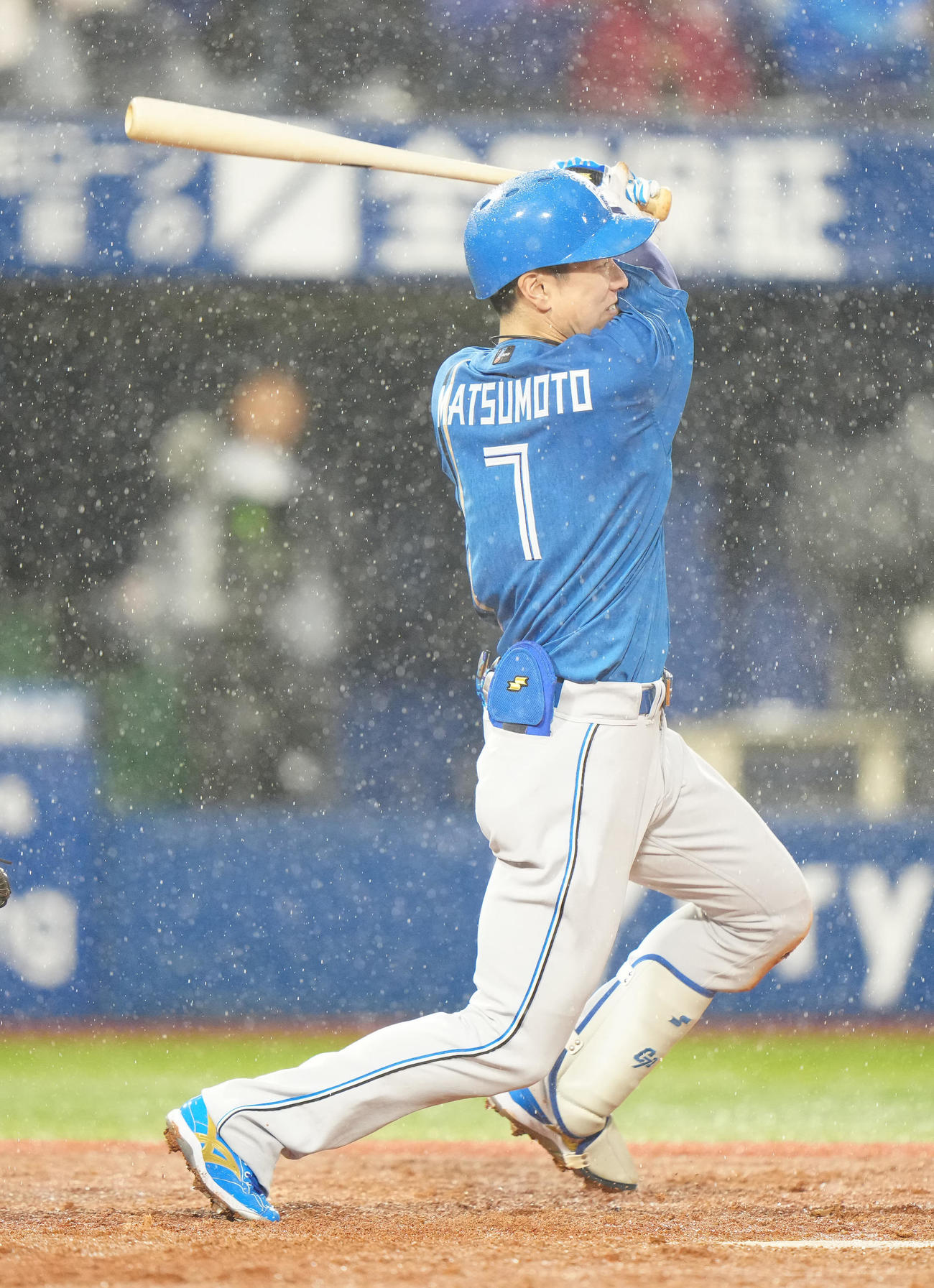 DeNA対日本ハム　2回表日本ハム2死二塁、適時二塁打を放つ松本剛（撮影・江口和貴）
