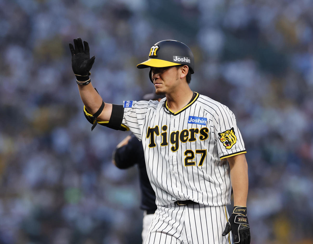 阪神対オリックス　4回裏阪神2死二、三塁、左前に勝ち越し打を放ちポーズをとる伊藤将（撮影・藤尾明華）