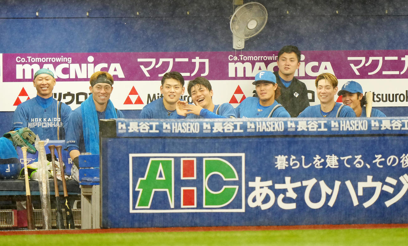 DeNA対日本ハム　2回裏終了後の中断中、DeNAベンチに向かって、笑顔を見せる清宮（左から4人目）ら日本ハムの選手たち（撮影・江口和貴）