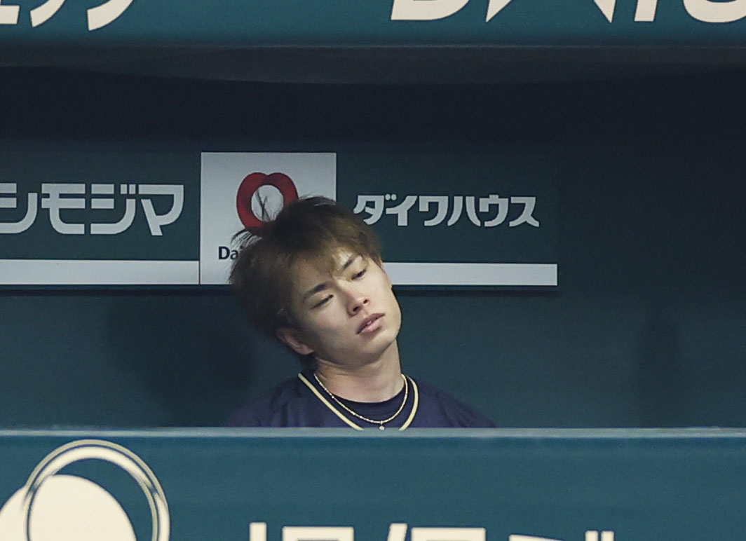 阪神対オリックス　5回裏阪神1死一、二塁、降板しベンチで悔しそうにするオリックス山岡（撮影・藤尾明華）