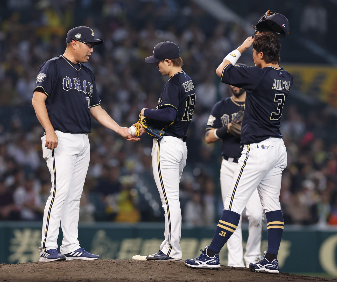 阪神対オリックス　5回裏阪神1死一、二塁、交代を告げられボールを渡すオリックス山岡（中央）（撮影・藤尾明華）