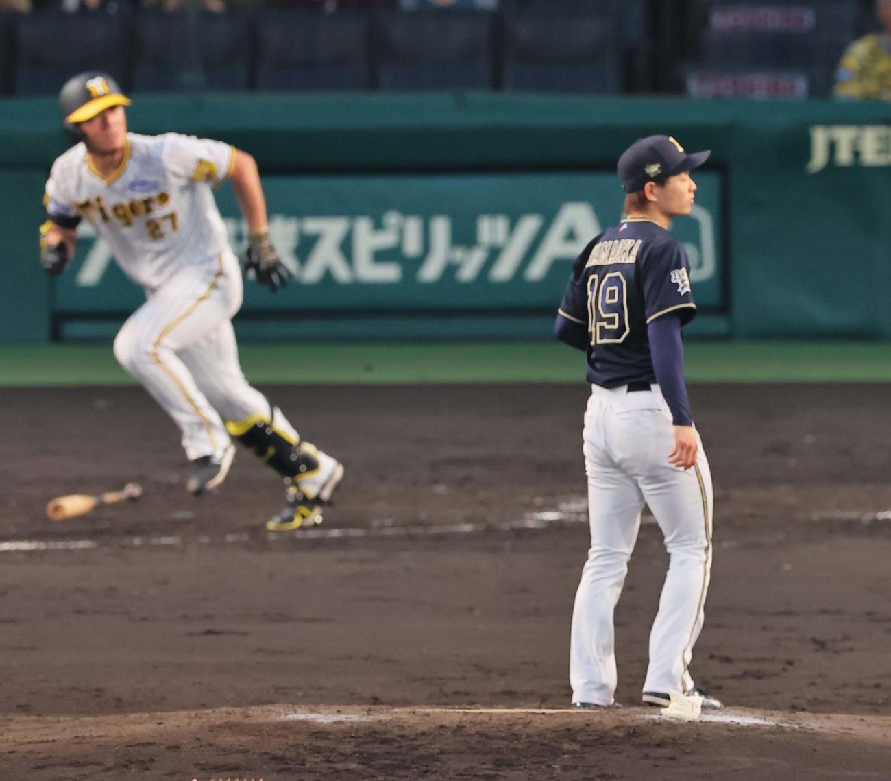 阪神対オリックス　4回裏阪神2死二、三塁、伊藤将に勝ち越し適時打を浴びる山岡（撮影・上田博志）