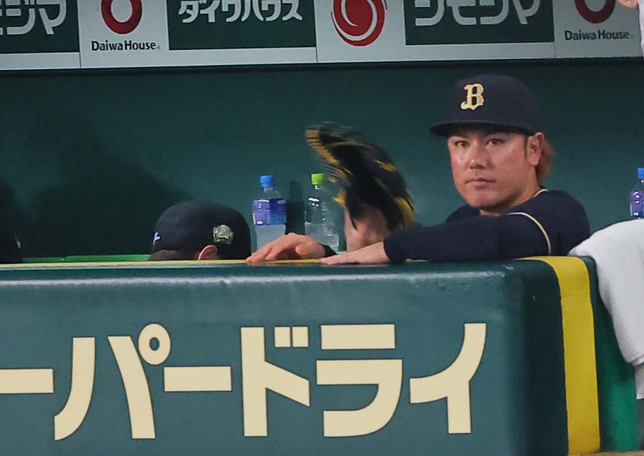 阪神対オリックス　5回途中で降板した山岡はグラブをたたきつけて悔しがる（撮影・上田博志）