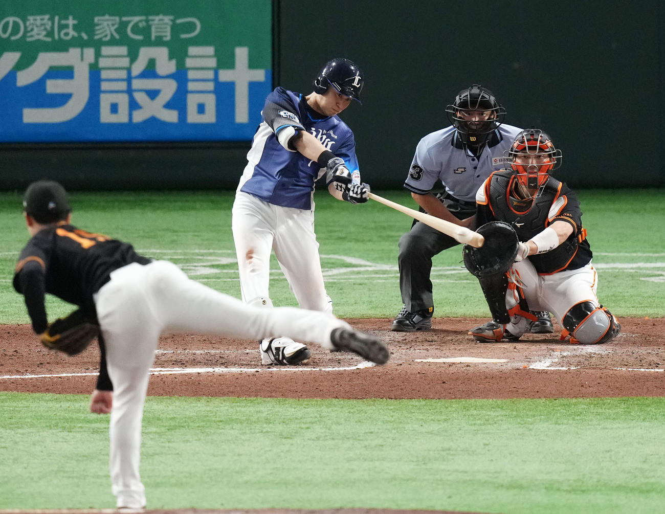 巨人対西武　7回表西武2死、右翼線へ二塁打を放つ金子。投手山崎伊、捕手大城卓（撮影・横山健太）