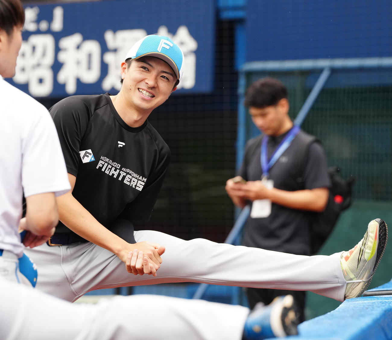 DeNA対日本ハム　練習開始前にストレッチする日本ハム上沢（撮影・江口和貴）