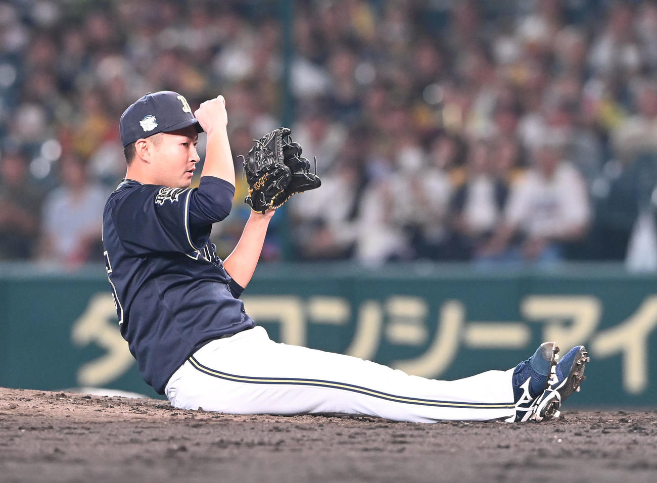 阪神対オリックス　7回裏阪神無死、近本光司の投手強襲を好捕する小木田（撮影・和賀正仁）