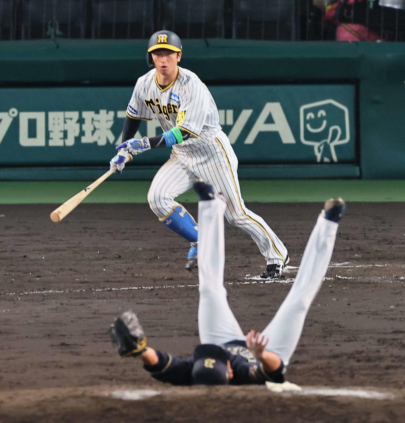 阪神対オリックス　7回裏阪神無死、近本は投直に倒れる。投手は小木田（撮影・上田博志）