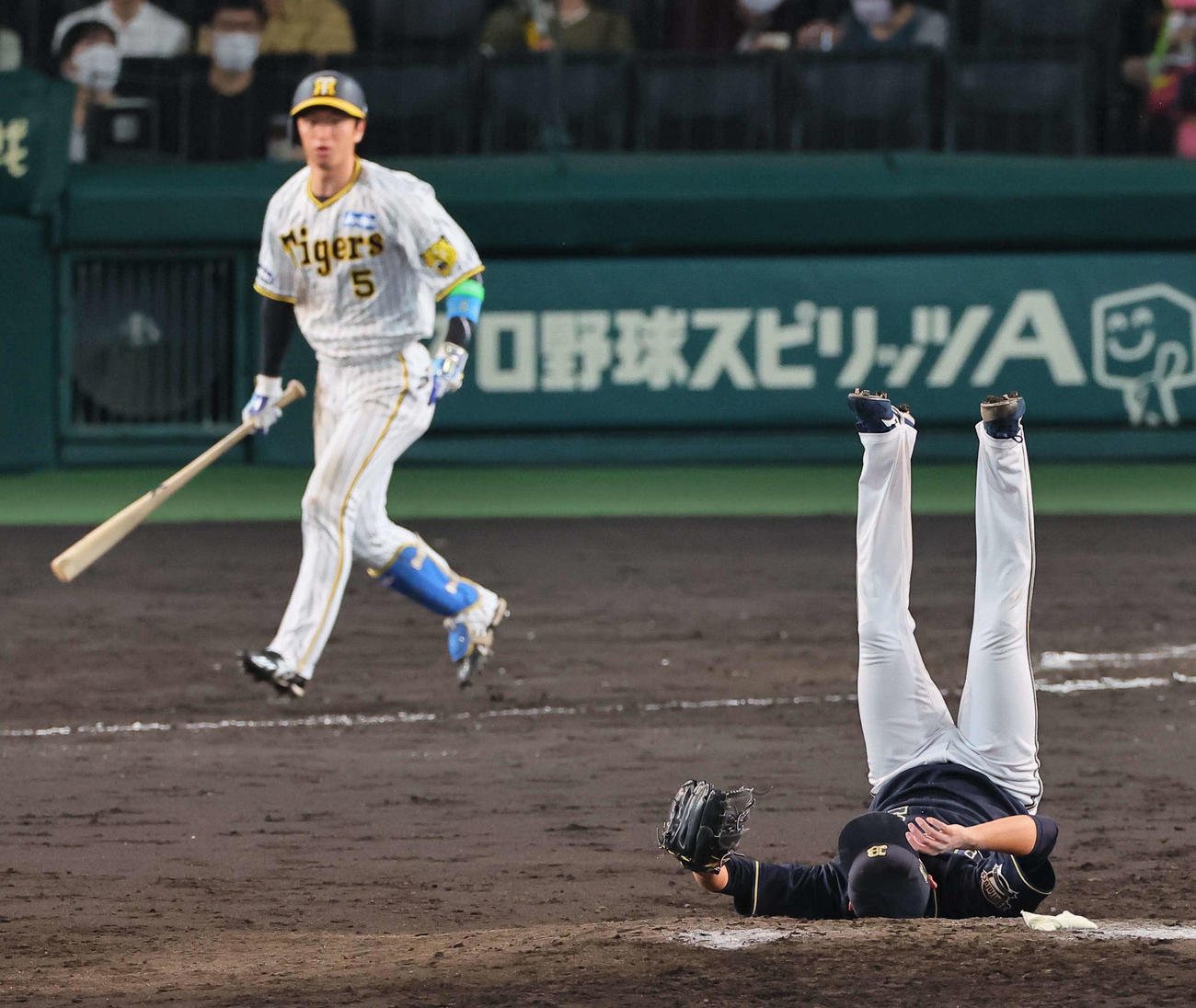 阪神対オリックス　7回裏阪神無死、近本の強烈な投直を受けた小木田はマウンドに倒れ込む（撮影・上田博志）