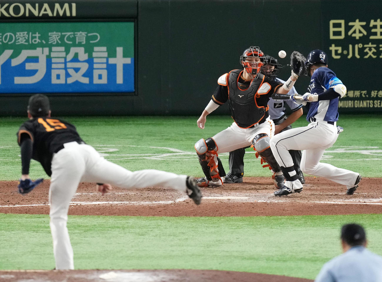 巨人対西武　9回表西武無死一塁、頭部に死球を受ける長谷川。投手大勢（撮影・横山健太）