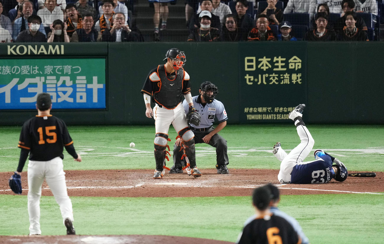 巨人対西武　9回表西武無死一塁、頭部に死球を受ける長谷川。投手大勢、捕手大城卓（撮影・横山健太）