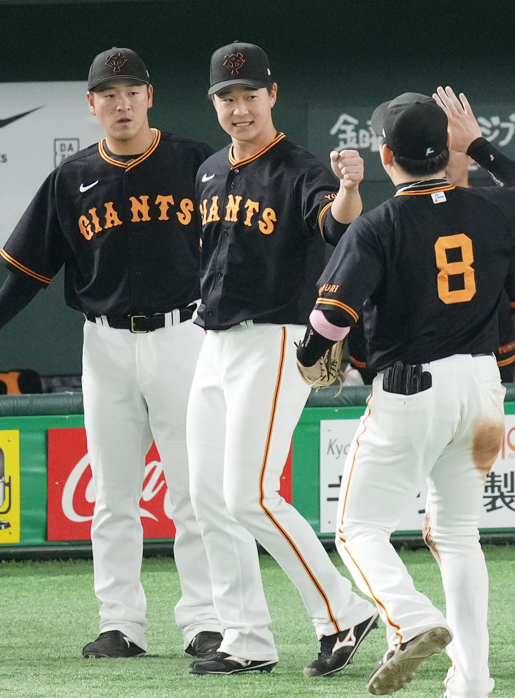 巨人対西武　9回表を無失点に抑えナインとタッチを交わす巨人中川（撮影・横山健太）