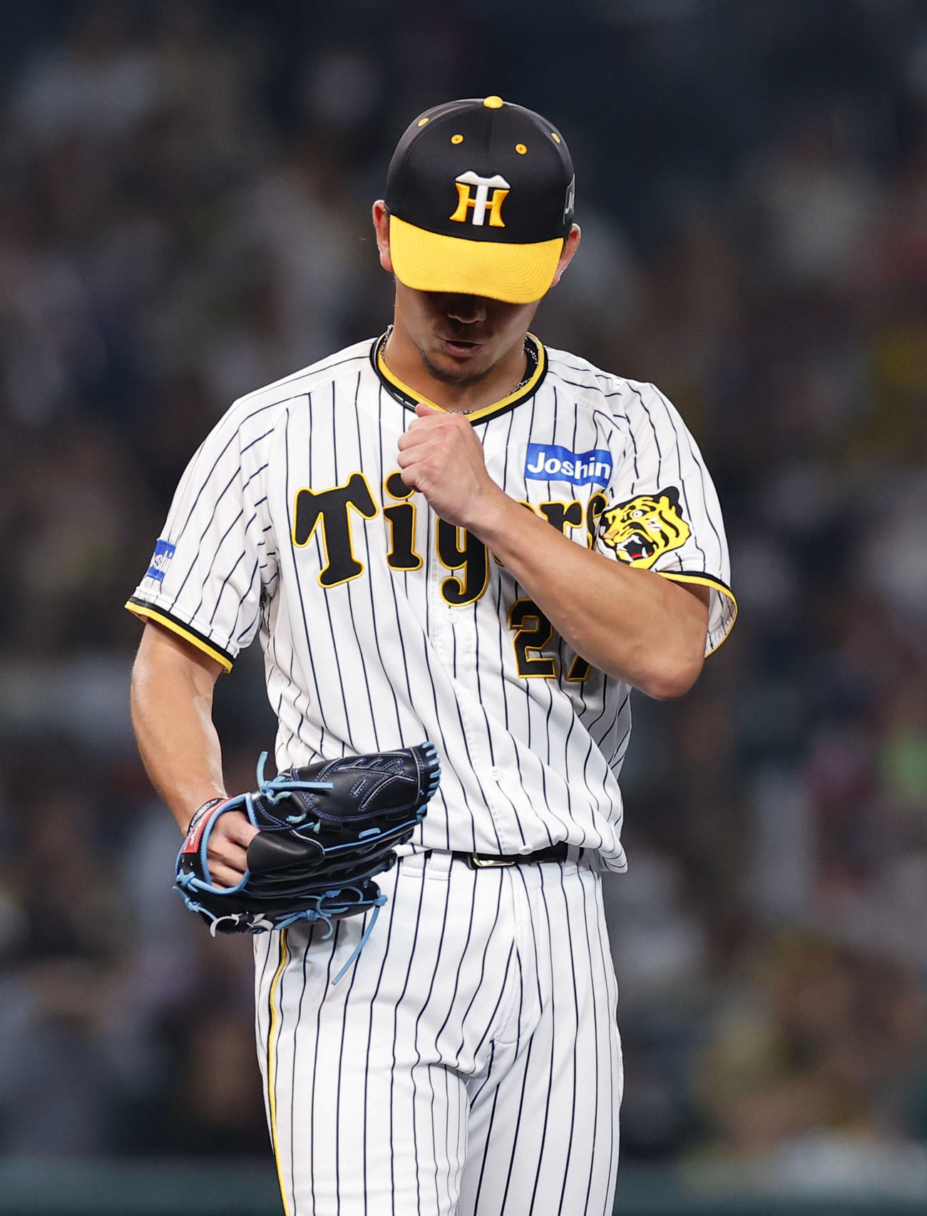 阪神対オリックス　7回表オリックス2死一、二塁、安達を一邪飛に打ち取り、ガッツポーズをする阪神伊藤将（撮影・藤尾明華）