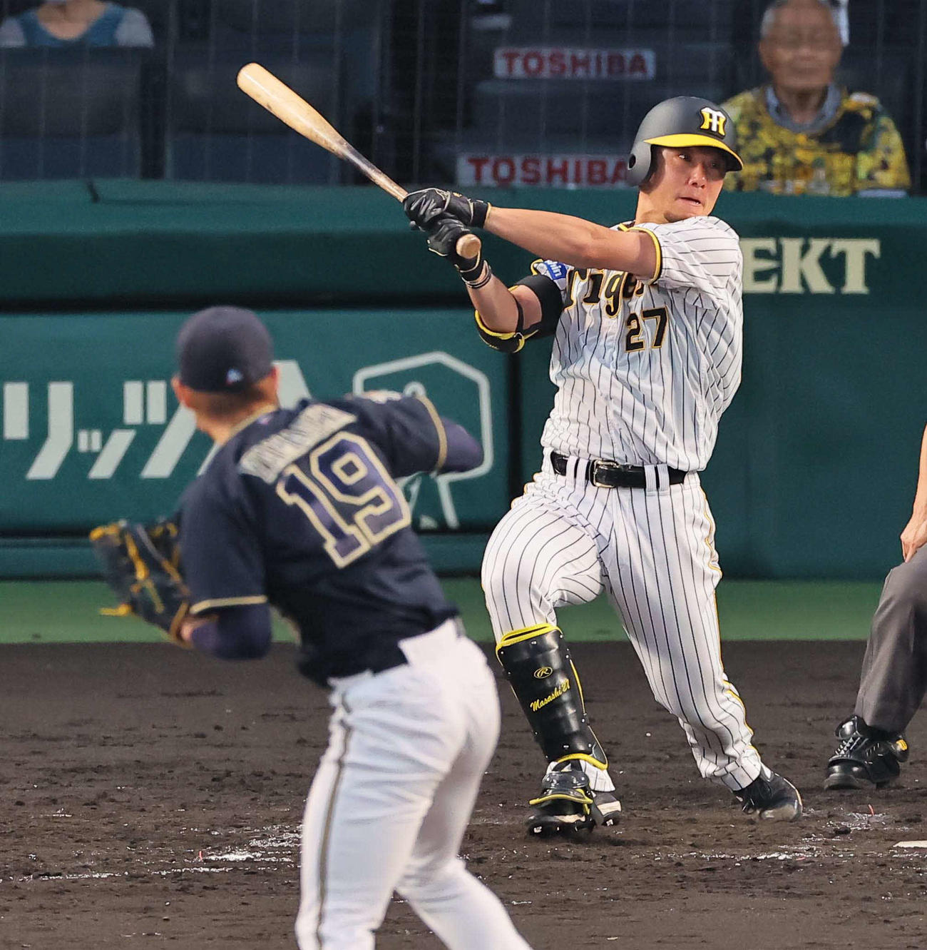 阪神対オリックス　4回裏阪神2死二、三塁、伊藤将は左前適時打を放つ。投手山岡（撮影・上田博志）
