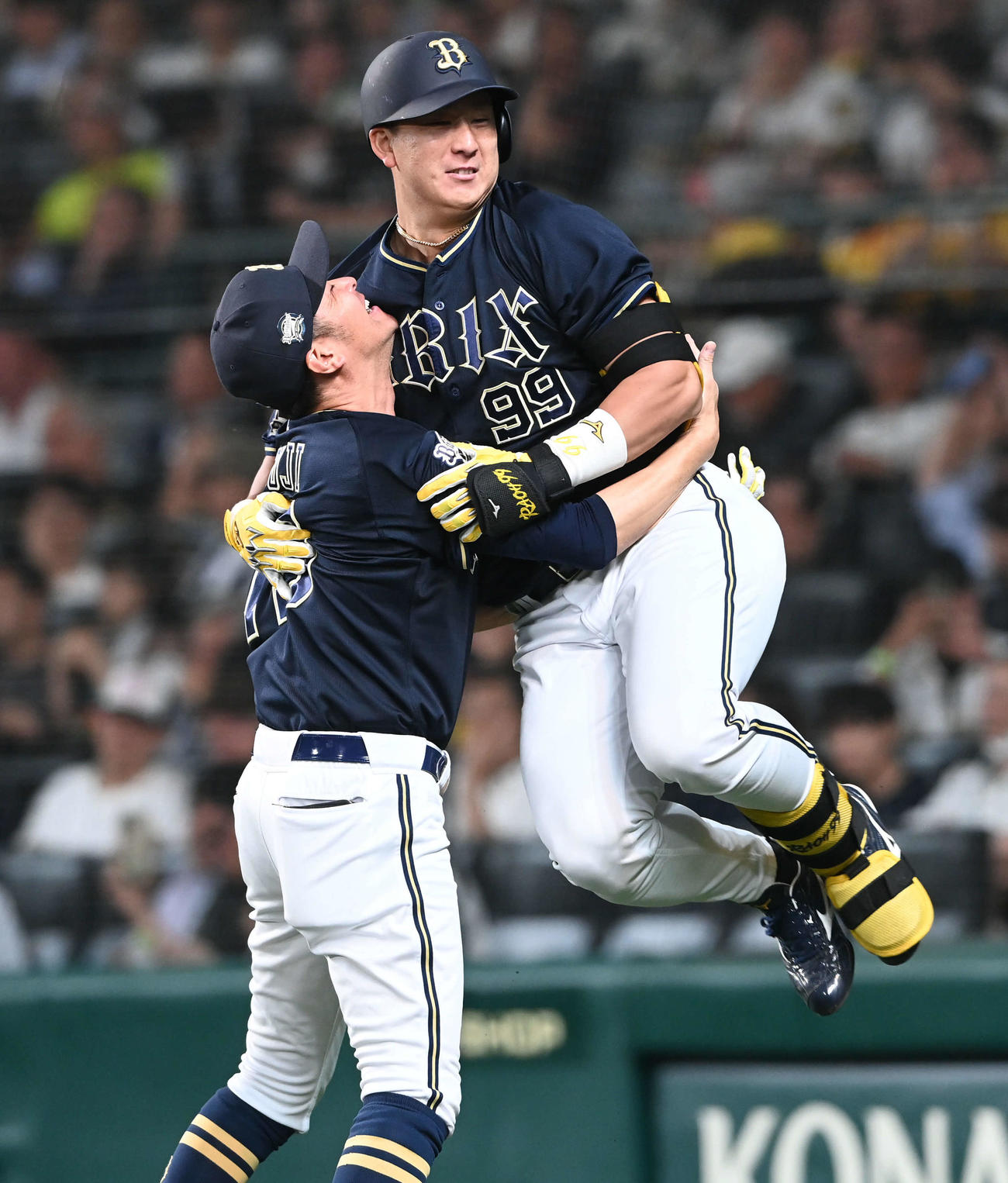 阪神対オリックス　9回表オリックス2死、杉本は左越え勝ち越しソロ本塁打を放ち辻コーチと抱き合う（撮影・和賀正仁）