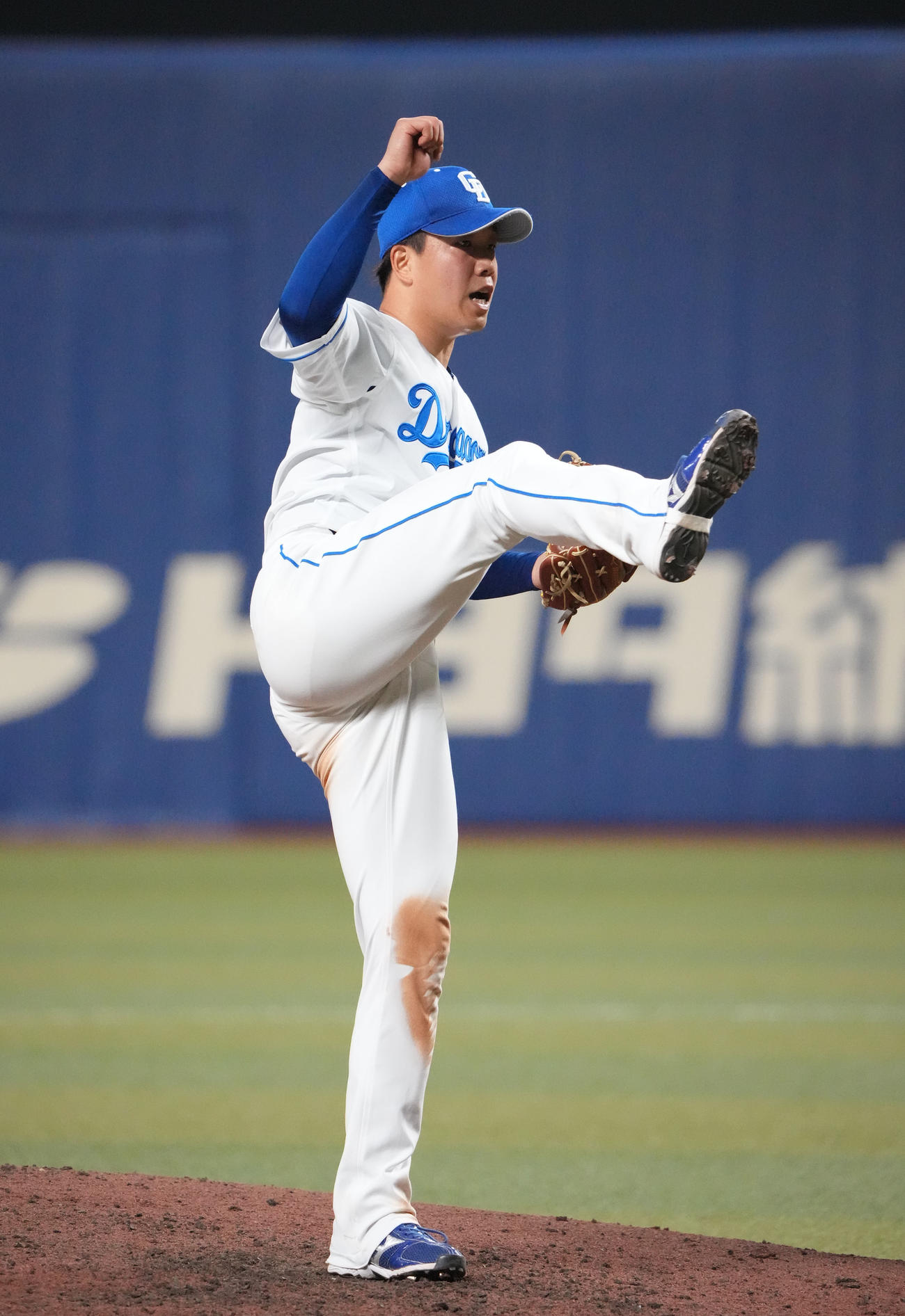 中日対ロッテ　6回表、力投する中日先発の柳（撮影・森本幸一）