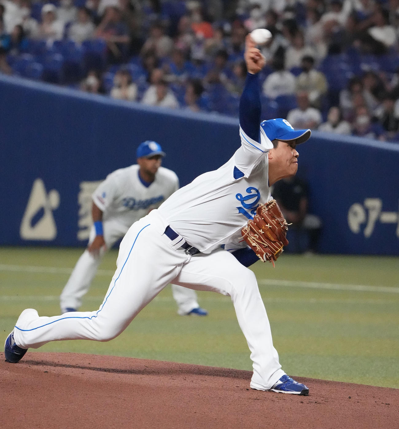 中日対ロッテ　1回表、登板する中日先発の柳（撮影・森本幸一）