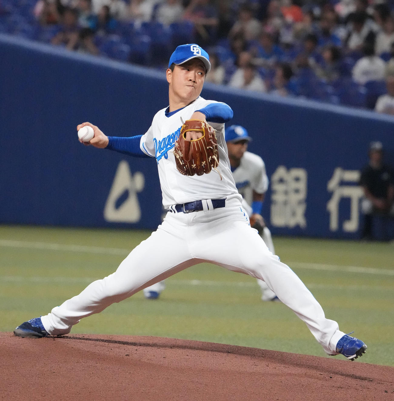 中日対ロッテ　1回表、登板する中日先発の柳（撮影・森本幸一）