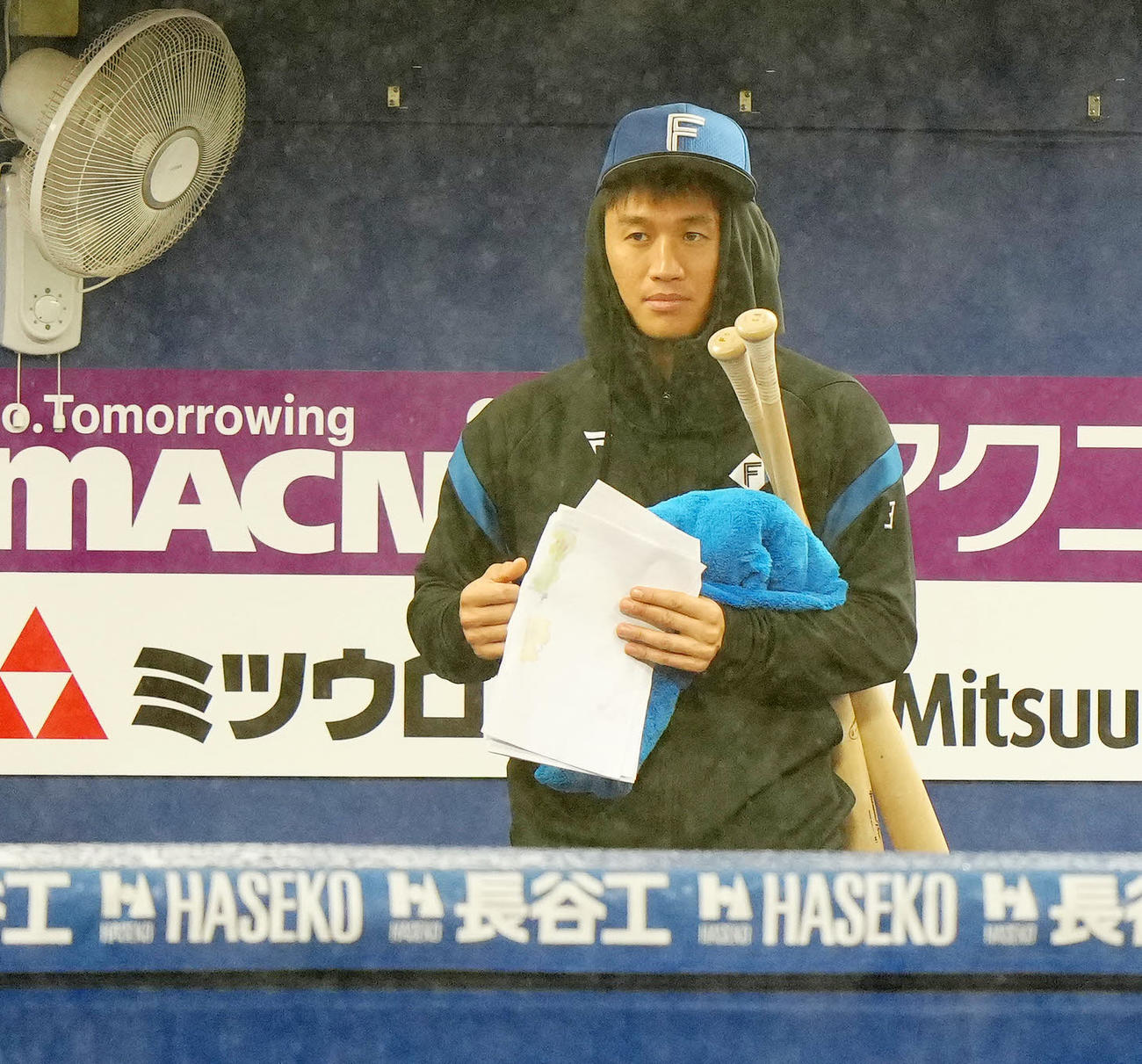 DeNA対日本ハム　試合中止後、引き揚げる日本ハム加藤豪（撮影・江口和貴）