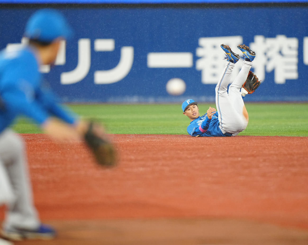 DeNA対日本ハム　1回裏DeNA無死、二塁内野安打となった関根の打球を処理し送球する加藤豪（撮影・江口和貴）