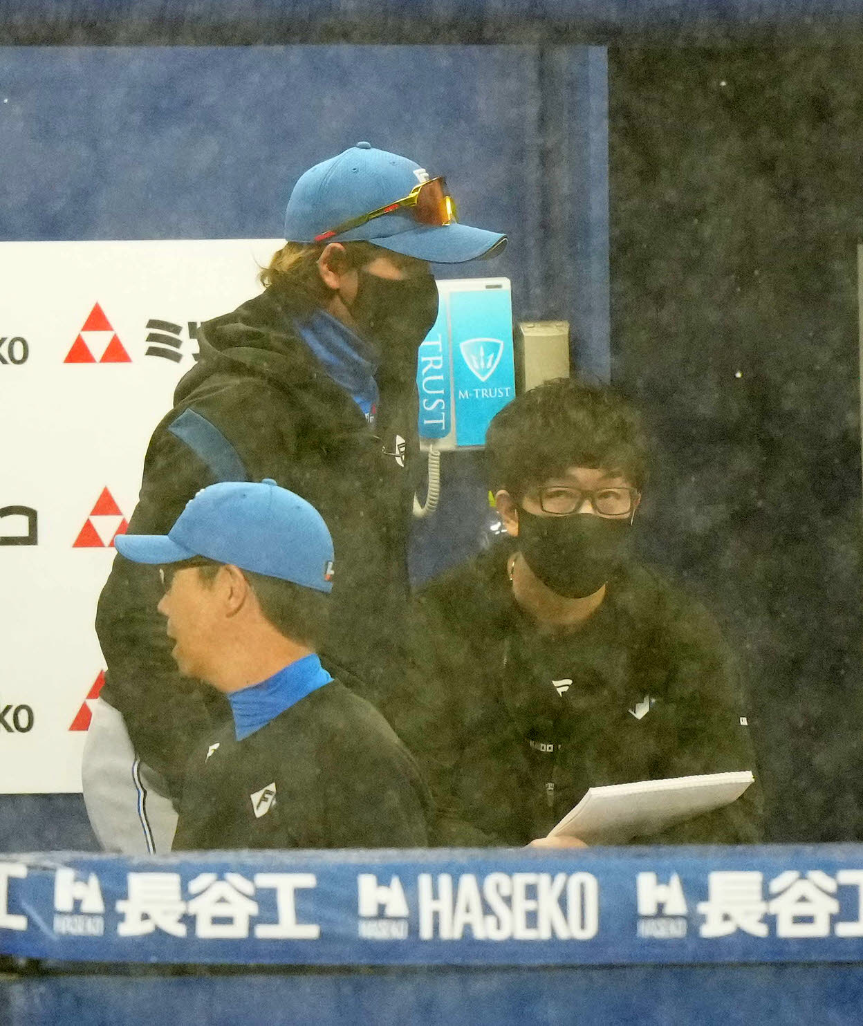 DeNA対日本ハム　2回裏終了後、中断となり、ベンチ奥へ引き揚げる日本ハム新庄監督（中央）（撮影・江口和貴）