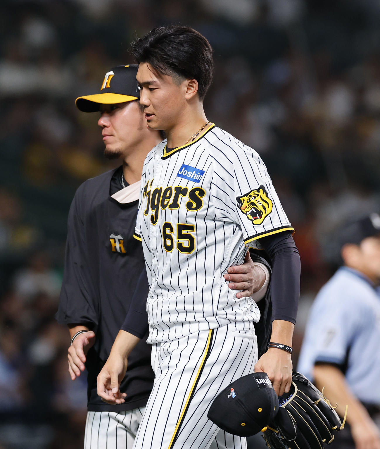 阪神対オリックス　9回表オリックス2死、降板し、伊藤将（左）に迎えられる阪神湯浅（撮影・藤尾明華）